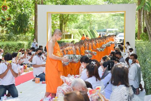 ภาพ No.45990:ประมวลภาพพิธีตักบาตร โครงการบรรพชาสามเณรฟื้นฟูพระพุทธศาสนาทั่วไทย ณ ณ ธุดงคสถานจันทปุระ