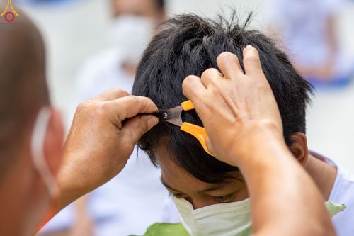 ภาพ No.44541:ประมวลภาพพิธีปลงผม โครงการบรรพชาสามเณรฟื้นฟูพระพุทธศาสนาทั่วไทย ณ อนุสรณ์สถานมหาวิหารพระมงคลเทพมุนี