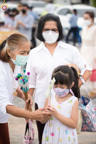 ภาพ No.49473:ประมวลภาพพิธีตักบาตรพระสงฆ์ 1,091 รูป เนื่องในวันแม่แห่งชาติ ณ ตลาดจัมโบ้ ชุดที่ 1