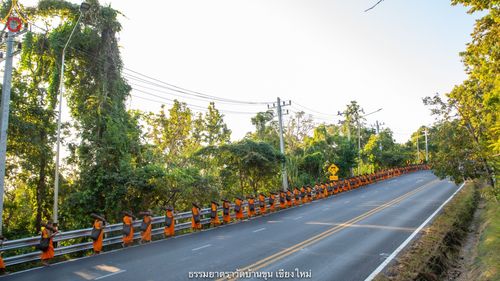 ภาพ No.39942:คณะพระภิกษุ - สามเณร วัดบ้านขุนกว่า ๓๐๐ รูป เดินธรรมยาตราฉลองแชมป์บาลี ๒๕๖๔