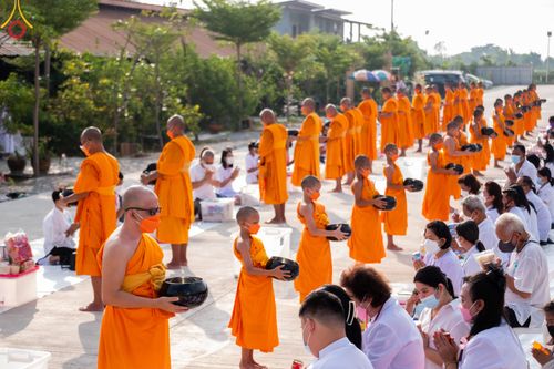 ภาพ No.45950:ประมวลภาพพิธีตักบาตร โครงการบรรพชาสามเณรฟื้นฟูพระพุทธศาสนาทั่วไทย ณ ศูนย์ปฏิบัติธรรมสมุทรปราการบางบ่อ 