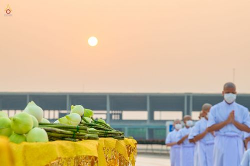 ภาพ No.44198:ประมวลภาพพิธีเวียนประทักษิณ, พิธีวันทาพระมหาธรรมกายเจดีย์ และพิธีขอขมารับผ้าไตร โครงการบวชภาคฤดูร้อน พ.ศ. 2565