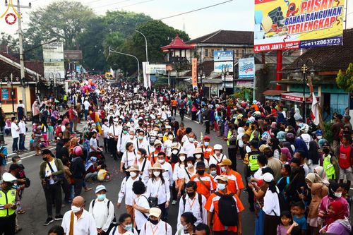 ภาพ No.46366:ประมวลภาพขบวนรถบุปผชาติ อัญเชิญน้ำและไฟศักดิ์สิทธิ์ ณ ประเทศอินโดนีเซีย