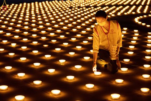 ภาพ No.49115:ประมวลภาพพิธีจุดประทีป  ในวันสมาธิโลก (วันเสาร์ที่ 6 สิงหาคม พ.ศ. 2565)