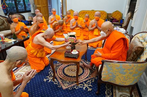 ภาพ No.48416:ประมวลภาพคณะสงฆ์วัดพระธรรมกาย ทำวัตรพระผู้ใหญ่ ในเทศกาลเข้าพรรษา พุทธศักราช 2565