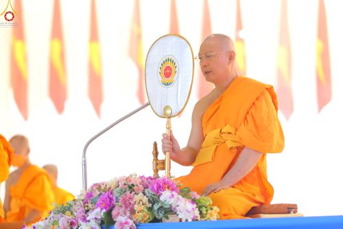 ภาพ No.52226:ประมวลภาพพิธีตักบาตรข้าวสารอาหารแห้ง (วันอาทิตย์ต้นเดือนตุลาคม) ณ บ้านแก้วเรือนทองคุณยายฯ วัดพระธรรมกาย