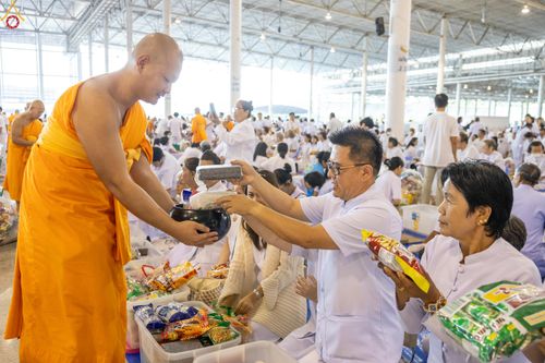 ภาพ No.311355:วันอาทิตย์ต้นเดือนที่ 1 มีนาคม พ.ศ.2569 พิธีตักบาตร และ พิธีบูชาข้าวพระ ณ สภาธรรมกายสากล วัดพระธรรมกาย