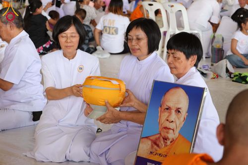 ภาพ No.319604:วันเสาร์ที่ 4 เมษายน พ.ศ.2569 พิธีขอขมา มอบผ้าไตร และถวายบาตรแด่นาคธรรมทายาท ในโครงการบรรพชาสามเณรฟื้นฟูพระพุทธศาสนาทั่วไทย โครงการหน่อแก้วเปรียญธรรม รุ่นที่ 14 โครงการสามเณรยุวธรรมทายาท รุ่นที่ 34 โครงการสามเณรมัชฌิมธรรมทายาท รุ่นที่ 30 ณ สภาธรรมกายสากล