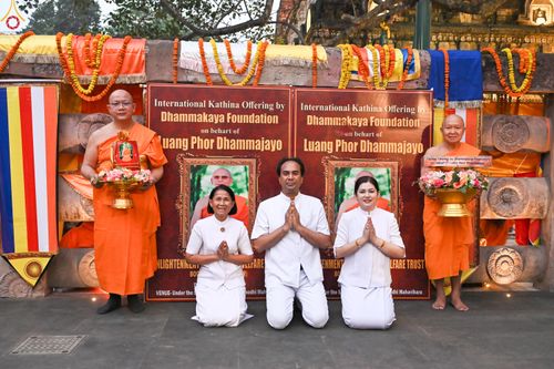 ภาพ No.284091:วันที่ ๔ พฤศจิกายน พุทธศักราช ๒๕๖๘ กฐินสมทบวัดต่างประเทศ โดยคณะศิษยานุศิษย์ บูชาธรรม 81 ปี หลวงพ่อธัมมชโย ณ วัดมหาโพธิ์ เมืองพุทธคยา ประเทศอินเดีย