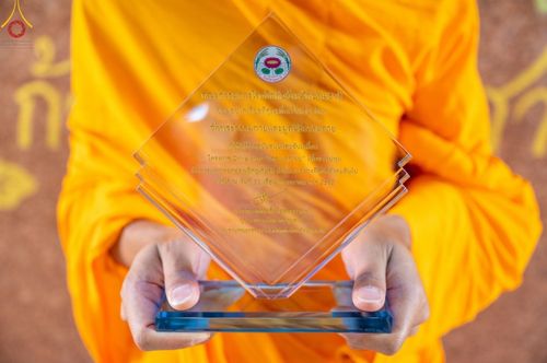 ภาพ No.47422:ประมวลภาพวัดพระธรรมกาย มูลนิธิธรรมกาย และคณะศิษยานุศิษย์ฯ รับมอบโล่เกียรติคุณผู้สนับสนุนการขับเคลื่อน “โครงการ Drive thru เจอ แจก จบ เพื่อชาวปทุมฯ”