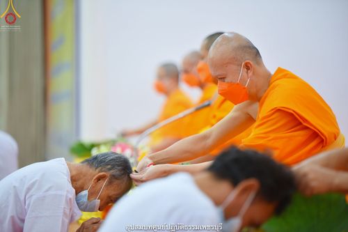 ภาพ No.40668:พิธีตัดปอยผม ปลงผม ขอขมารับผ้าไตรและพิธีบรรพชา ในโครงการอุปสมบท บูชาธรรมมหาปูชนียาจารย์ ประจำปี 2564 ชุดที่ 15