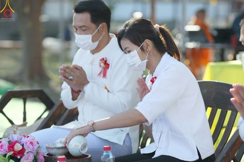 ภาพ No.43397: พิธีตักบาตรพระ 1,000 รูป ถวายเป็นพุทธบูชา ณ วัดห้วยตองสัก  จ.เชียงใหม่