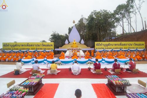 ภาพ No.50615:ประมวลภาพพิธีตักบาตร ณ วัดแม่แพ จ.แม่ฮ่องสอน เนื่องในวันธรรมชัย