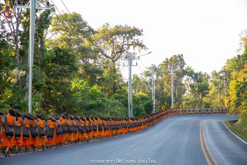 ภาพ No.39938:คณะพระภิกษุ - สามเณร วัดบ้านขุนกว่า ๓๐๐ รูป เดินธรรมยาตราฉลองแชมป์บาลี ๒๕๖๔