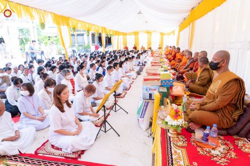ภาพ No.48437:ประมวลภาพประธานมูลนิธิธรรมกายถวายเทียนพรรษา 43 วัด ในเขตจังหวัดไพลิน ประเทศกัมพูชา