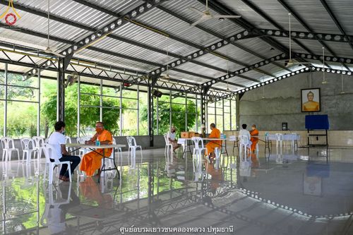 ภาพ No.39285:พิธีตัดปอยผมและปลงผมในโครงการอุปสมบท บูชาธรรมมหาปูชนียาจารย์ ประจำปี 2564 ชุดที่ 1