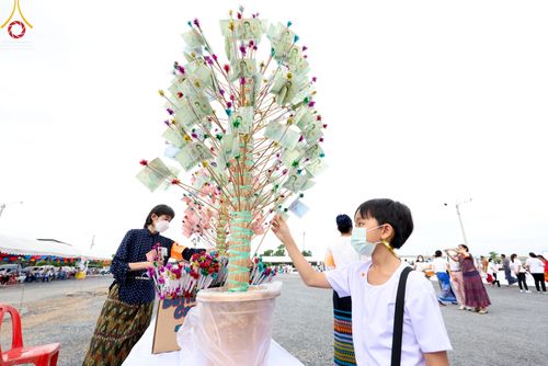 ภาพ No.49478:ประมวลภาพพิธีตักบาตรพระสงฆ์ 1,091 รูป เนื่องในวันแม่แห่งชาติ ณ ตลาดจัมโบ้ ชุดที่ 1