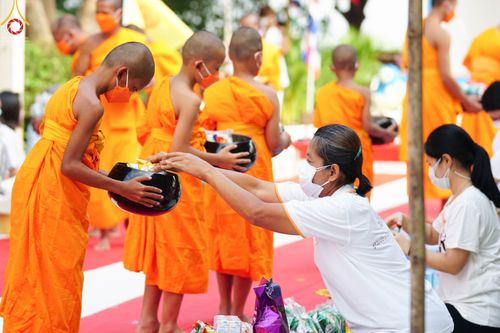 ภาพ No.45809:ประมวลภาพพิธีตักบาตรสามเณรใหม่ โครงการบรรพชาสามเณรฟื้นฟูพระพุทธศาสนาทั่วไทย ณ ศูนย์ปฏิบัติธรรมพระนครศรีอยุธยา