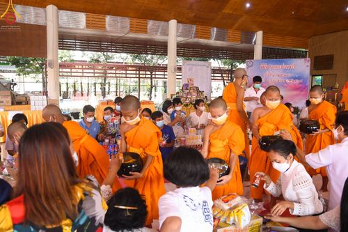 ภาพ No.45877:ประมวลภาพพิธีตักบาตรสรงน้ำพระ โครงการบรรพชาสามเณรฟื้นฟูพระพุทธศาสนาทั่วไทย ณ ศูนย์อบรมเยาวชนบางปะหัน