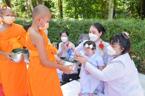 ภาพ No.45993:ประมวลภาพพิธีตักบาตร โครงการบรรพชาสามเณรฟื้นฟูพระพุทธศาสนาทั่วไทย ณ ณ ธุดงคสถานจันทปุระ