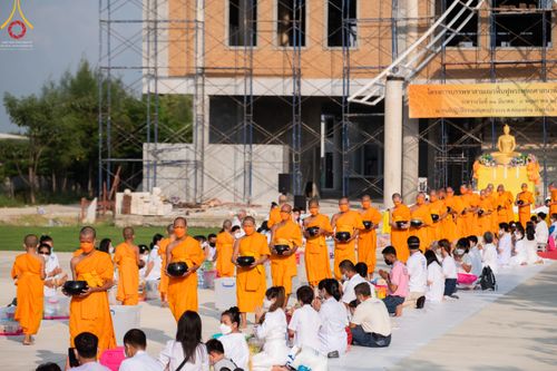 ภาพ No.45953:ประมวลภาพพิธีตักบาตร โครงการบรรพชาสามเณรฟื้นฟูพระพุทธศาสนาทั่วไทย ณ ศูนย์ปฏิบัติธรรมสมุทรปราการบางบ่อ 