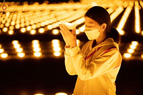 ภาพ No.49116:ประมวลภาพพิธีจุดประทีป  ในวันสมาธิโลก (วันเสาร์ที่ 6 สิงหาคม พ.ศ. 2565)