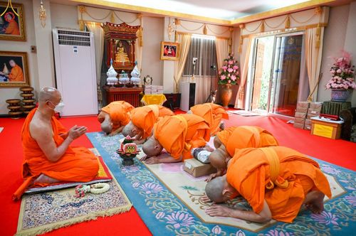 ภาพ No.48419:ประมวลภาพคณะสงฆ์วัดพระธรรมกาย ทำวัตรพระผู้ใหญ่ ในเทศกาลเข้าพรรษา พุทธศักราช 2565