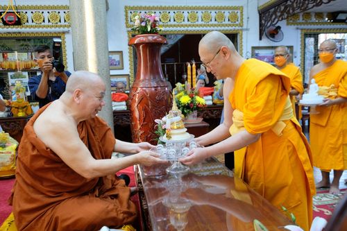ภาพ No.47889:ประมวลภาพมูลนิธิธรรมกาย ถวายเทียนพรรษา อัญเชิญพระธาตุถวายวัดเถรวาทเวียดนาม