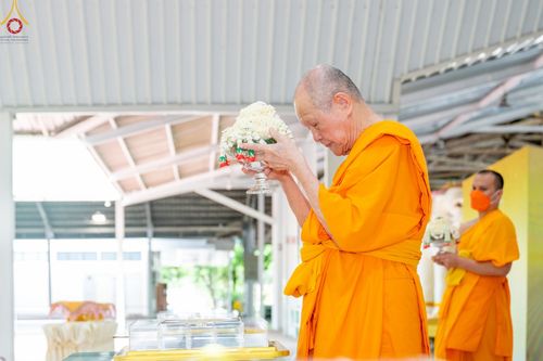 ภาพ No.47836:ประมวลภาพพิธีปิดแผ่นทองรูปเหมือนพระมงคลเทพมุนี (สด จนฺทสโร) พระผู้ปราบมาร และดวงแก้วธรรมชัย