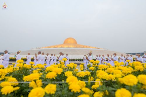 ภาพ No.44194:ประมวลภาพพิธีเวียนประทักษิณ, พิธีวันทาพระมหาธรรมกายเจดีย์ และพิธีขอขมารับผ้าไตร โครงการบวชภาคฤดูร้อน พ.ศ. 2565