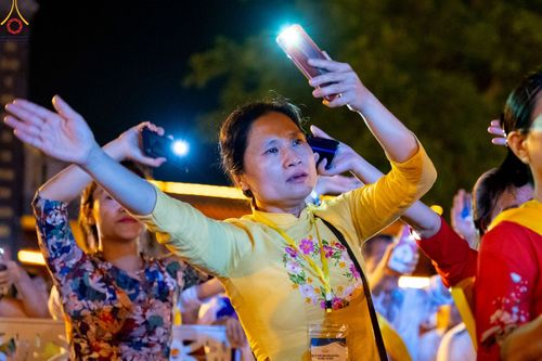 ภาพ No.46203:ประมวลภาพกิจกรรมเฉลิมฉลองวันวิสาขบูชานานาชาติ ณ วัดบ่าหว่าง ประเทศเวียดนาม