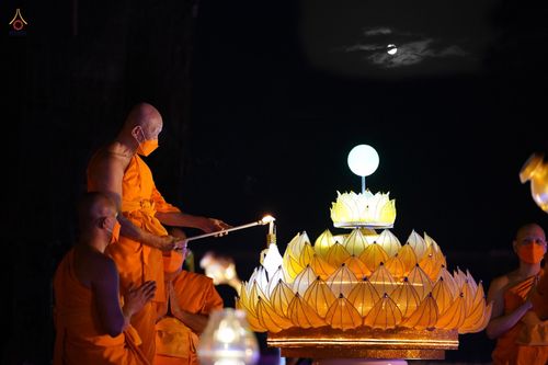 ภาพ No.38708:พิธีจุดประทีปถวายเป็นพุทธบูชา และพิธีลอยกระทงธรรม เนื่องในวันลอยกระทง ณ วัดพระธรรมกาย