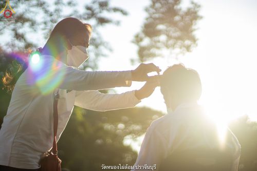 ภาพ No.39462:พิธีตัดปอยผม ปลงผม ขอขมารับผ้าไตรและพิธีบรรพชา ในโครงการอุปสมบท บูชาธรรมมหาปูชนียาจารย์ ประจำปี 2564  ชุดที่ 2