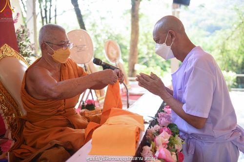 ภาพ No.40923:พิธีตัดปอยผม ปลงผม ขอขมารับผ้าไตรและพิธีบรรพชา ในโครงการอุปสมบท บูชาธรรมมหาปูชนียาจารย์ ประจำปี 2564 ชุดที่ 18