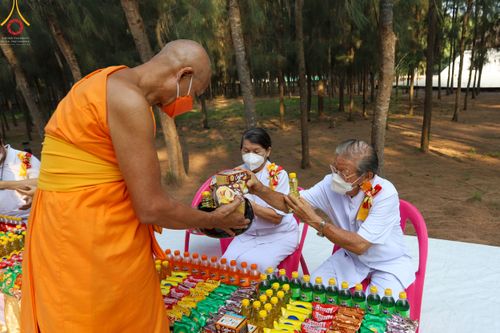 ภาพ No.45906:ประมวลภาพพิธีตักบาตรและทอดผ้าป่า โครงการบรรพชาสามเณรฟื้นฟูพระพุทธศาสนาทั่วไทย ณ อนุสรณ์สถานพระมงคลเทพมุนี