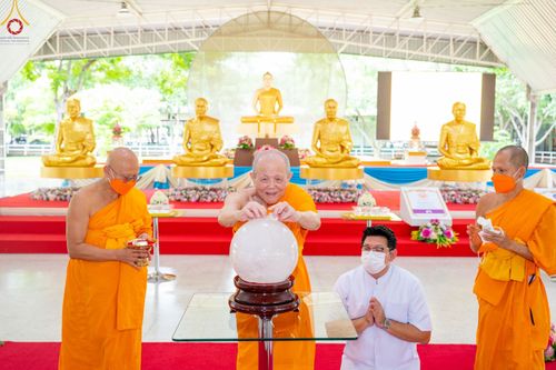 ภาพ No.47835:ประมวลภาพพิธีปิดแผ่นทองรูปเหมือนพระมงคลเทพมุนี (สด จนฺทสโร) พระผู้ปราบมาร และดวงแก้วธรรมชัย