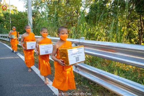 ภาพ No.39936:คณะพระภิกษุ - สามเณร วัดบ้านขุนกว่า ๓๐๐ รูป เดินธรรมยาตราฉลองแชมป์บาลี ๒๕๖๔