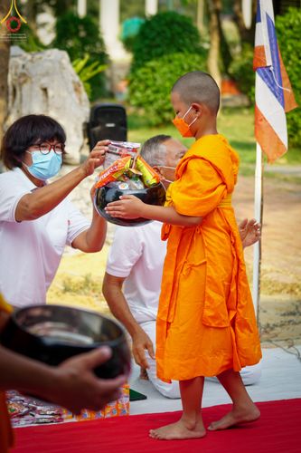 ภาพ No.45813:ประมวลภาพพิธีตักบาตรสามเณรใหม่ โครงการบรรพชาสามเณรฟื้นฟูพระพุทธศาสนาทั่วไทย ณ ศูนย์ปฏิบัติธรรมพระนครศรีอยุธยา
