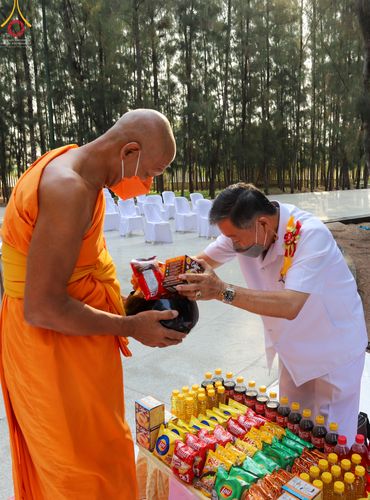 ภาพ No.45907:ประมวลภาพพิธีตักบาตรและทอดผ้าป่า โครงการบรรพชาสามเณรฟื้นฟูพระพุทธศาสนาทั่วไทย ณ อนุสรณ์สถานพระมงคลเทพมุนี