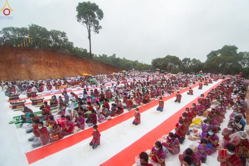 ภาพ No.50614:ประมวลภาพพิธีตักบาตร ณ วัดแม่แพ จ.แม่ฮ่องสอน เนื่องในวันธรรมชัย