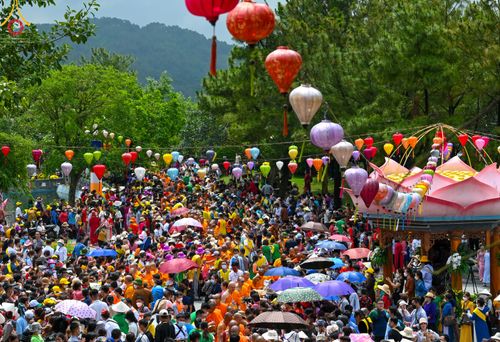ภาพ No.46083:ประมวลภาพพิธีตักบาตรคณะสงฆ์เถรวาทนานาชาติ 500 รูป ณ วัดบาหว่าง จังหวัดกวางนิญ ประเทศเวียดนาม