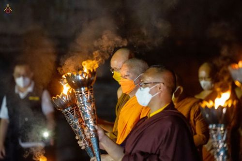 ภาพ No.46238:ประมวลภาพพิธีอัญเชิญไฟศักดิ์สิทธิ์ จากวัดเมินดุต ไปยังพระมหาเจดีย์บรมพุทโธ