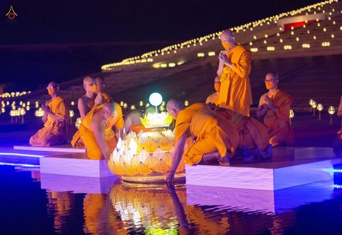 ภาพ No.38709:พิธีจุดประทีปถวายเป็นพุทธบูชา และพิธีลอยกระทงธรรม เนื่องในวันลอยกระทง ณ วัดพระธรรมกาย