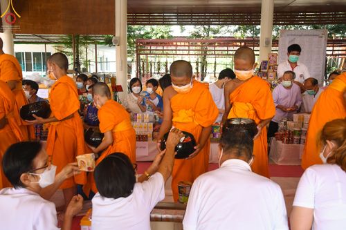 ภาพ No.45880:ประมวลภาพพิธีตักบาตรสรงน้ำพระ โครงการบรรพชาสามเณรฟื้นฟูพระพุทธศาสนาทั่วไทย ณ ศูนย์อบรมเยาวชนบางปะหัน