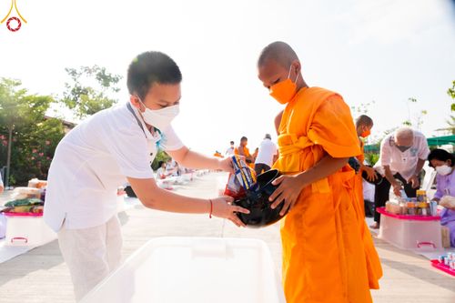 ภาพ No.45952:ประมวลภาพพิธีตักบาตร โครงการบรรพชาสามเณรฟื้นฟูพระพุทธศาสนาทั่วไทย ณ ศูนย์ปฏิบัติธรรมสมุทรปราการบางบ่อ 