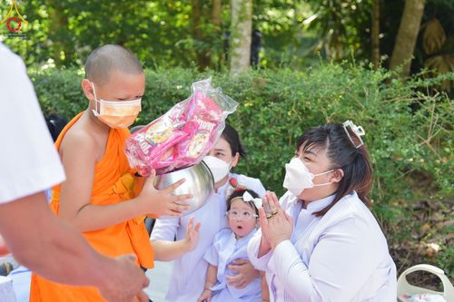 ภาพ No.45997:ประมวลภาพพิธีตักบาตร โครงการบรรพชาสามเณรฟื้นฟูพระพุทธศาสนาทั่วไทย ณ ณ ธุดงคสถานจันทปุระ