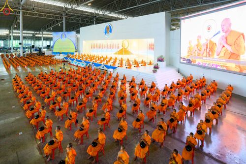 ภาพ No.52223:ประมวลภาพพิธีตักบาตรข้าวสารอาหารแห้ง (วันอาทิตย์ต้นเดือนตุลาคม) ณ บ้านแก้วเรือนทองคุณยายฯ วัดพระธรรมกาย