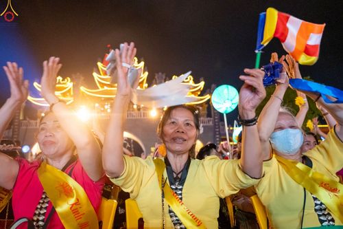 ภาพ No.46205:ประมวลภาพกิจกรรมเฉลิมฉลองวันวิสาขบูชานานาชาติ ณ วัดบ่าหว่าง ประเทศเวียดนาม