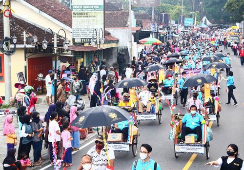 ภาพ No.46369:ประมวลภาพขบวนรถบุปผชาติ อัญเชิญน้ำและไฟศักดิ์สิทธิ์ ณ ประเทศอินโดนีเซีย