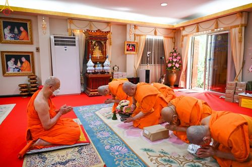 ภาพ No.48420:ประมวลภาพคณะสงฆ์วัดพระธรรมกาย ทำวัตรพระผู้ใหญ่ ในเทศกาลเข้าพรรษา พุทธศักราช 2565